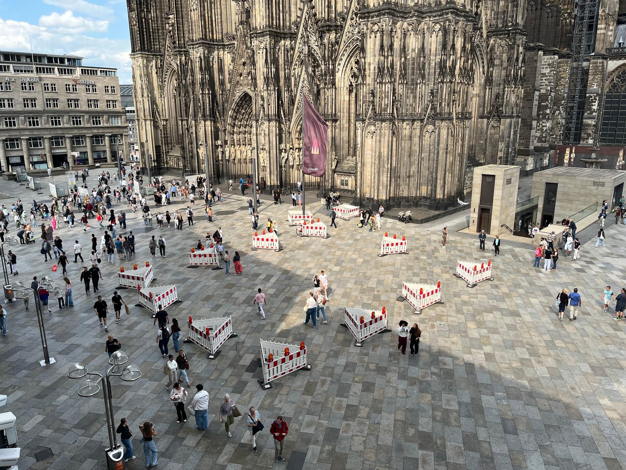 Auf dem Platz vor dem Dom sind mehrere, kleine, dreieckige Absperrgitter aufgestellt.