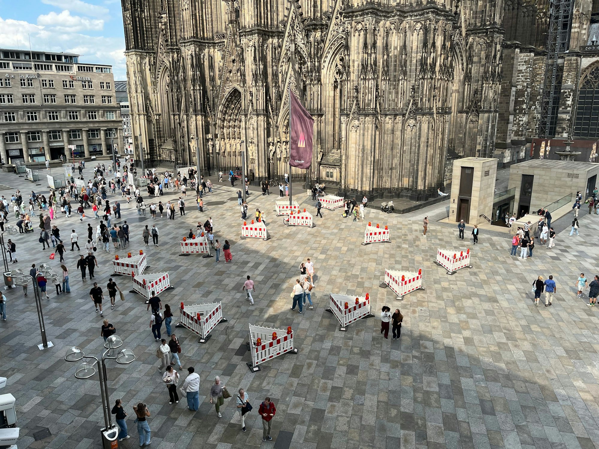 Auf dem Platz vor dem Dom sind mehrere, kleine, dreieckige Absperrgitter aufgestellt.