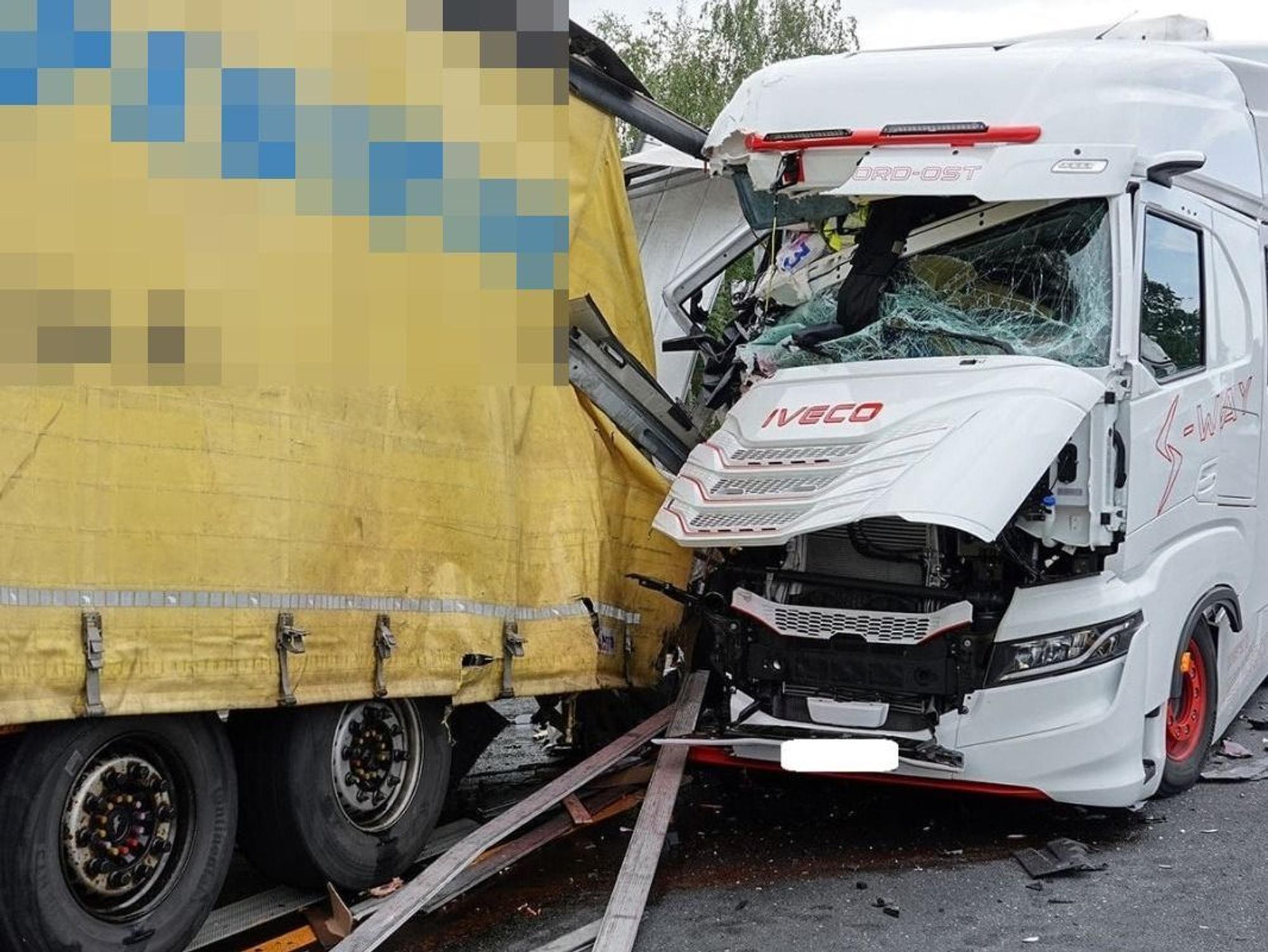 Eine Unfallstelle mit zwei Lkw auf der Autobahn