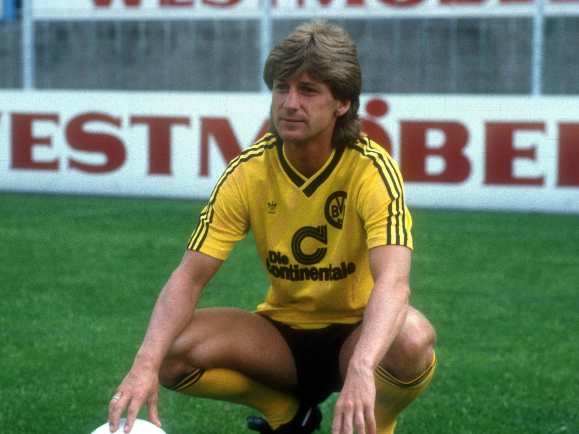 Frank Mill posiert im BVB-Trikot.