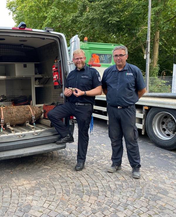 v.l.: Mike Kalledat, Katharina Berg, Florian Westerhausen vom Ordnungsamt sowie Michael Daenecke vom Kampfmittelbeseitigungsdienst der Bezirksregierung Düsseldorf