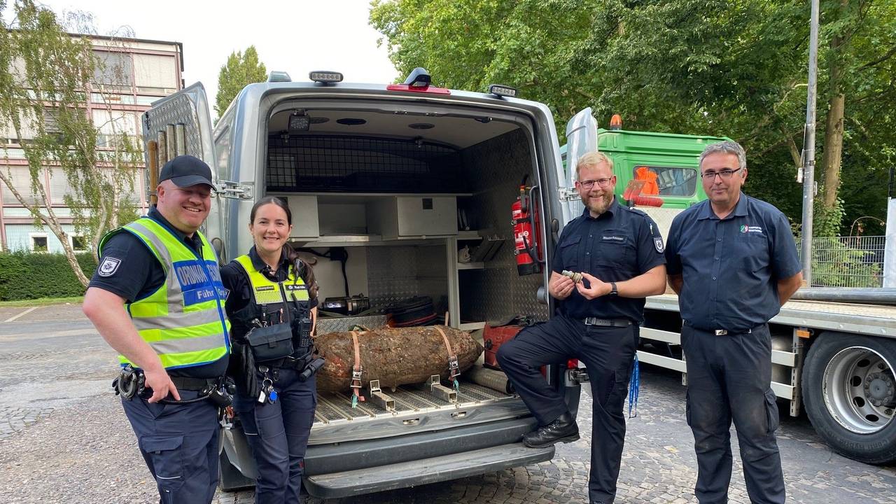 v.l.: Mike Kalledat, Katharina Berg, Florian Westerhausen vom Ordnungsamt sowie Michael Daenecke vom Kampfmittelbeseitigungsdienst der Bezirksregierung Düsseldorf