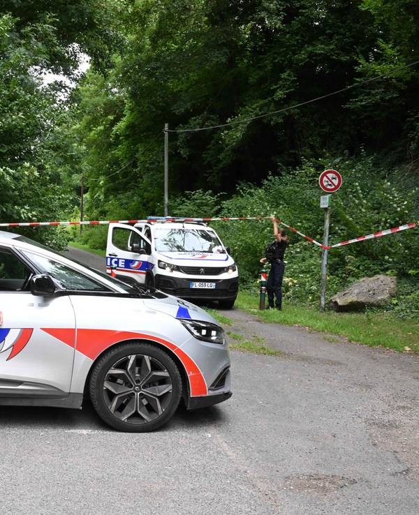 Die französische Polizei sperrte den Fundort der Leiche an einem Sportplatz in Pont-de-Metz nahe der Stadt Amiens großräumig ab.