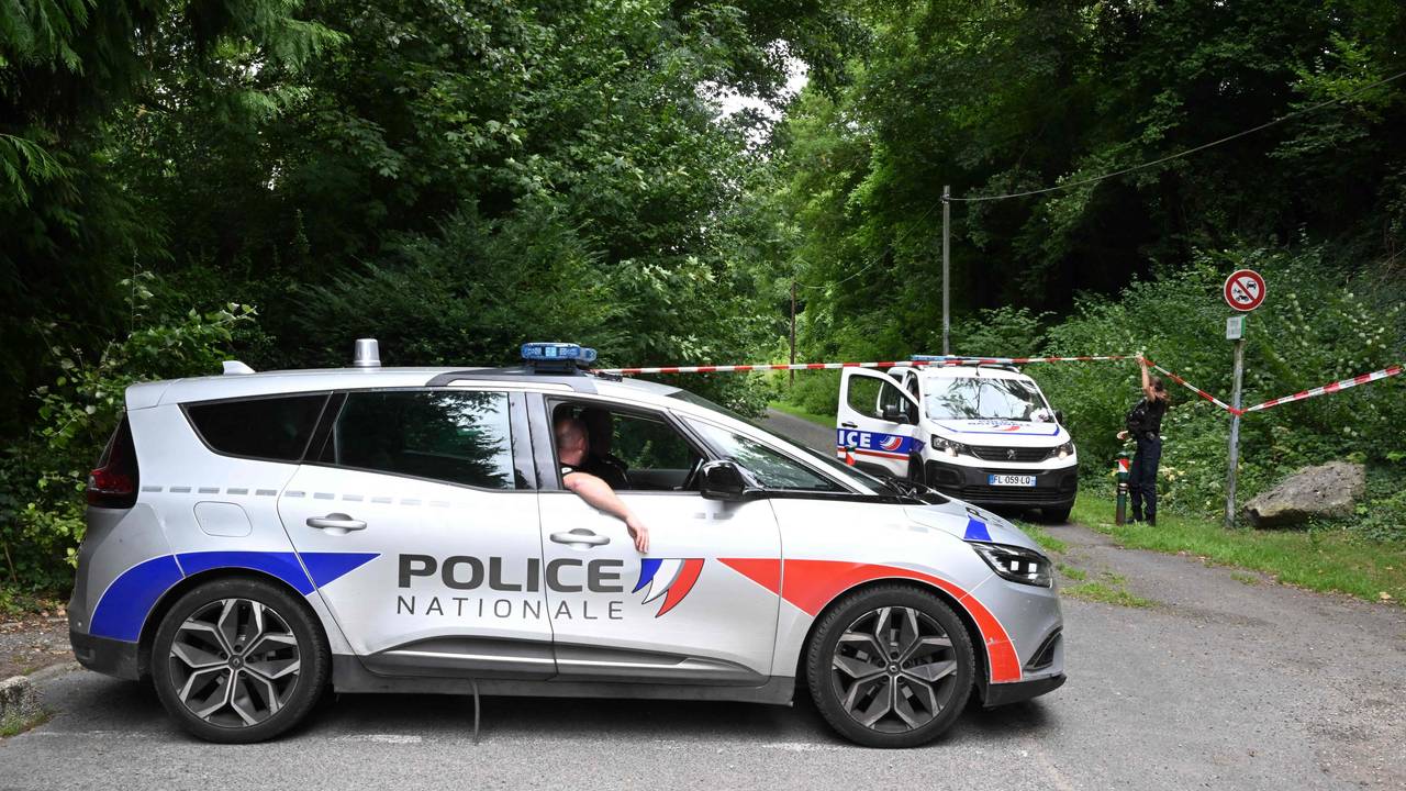 Die französische Polizei sperrte den Fundort der Leiche an einem Sportplatz in Pont-de-Metz nahe der Stadt Amiens großräumig ab.