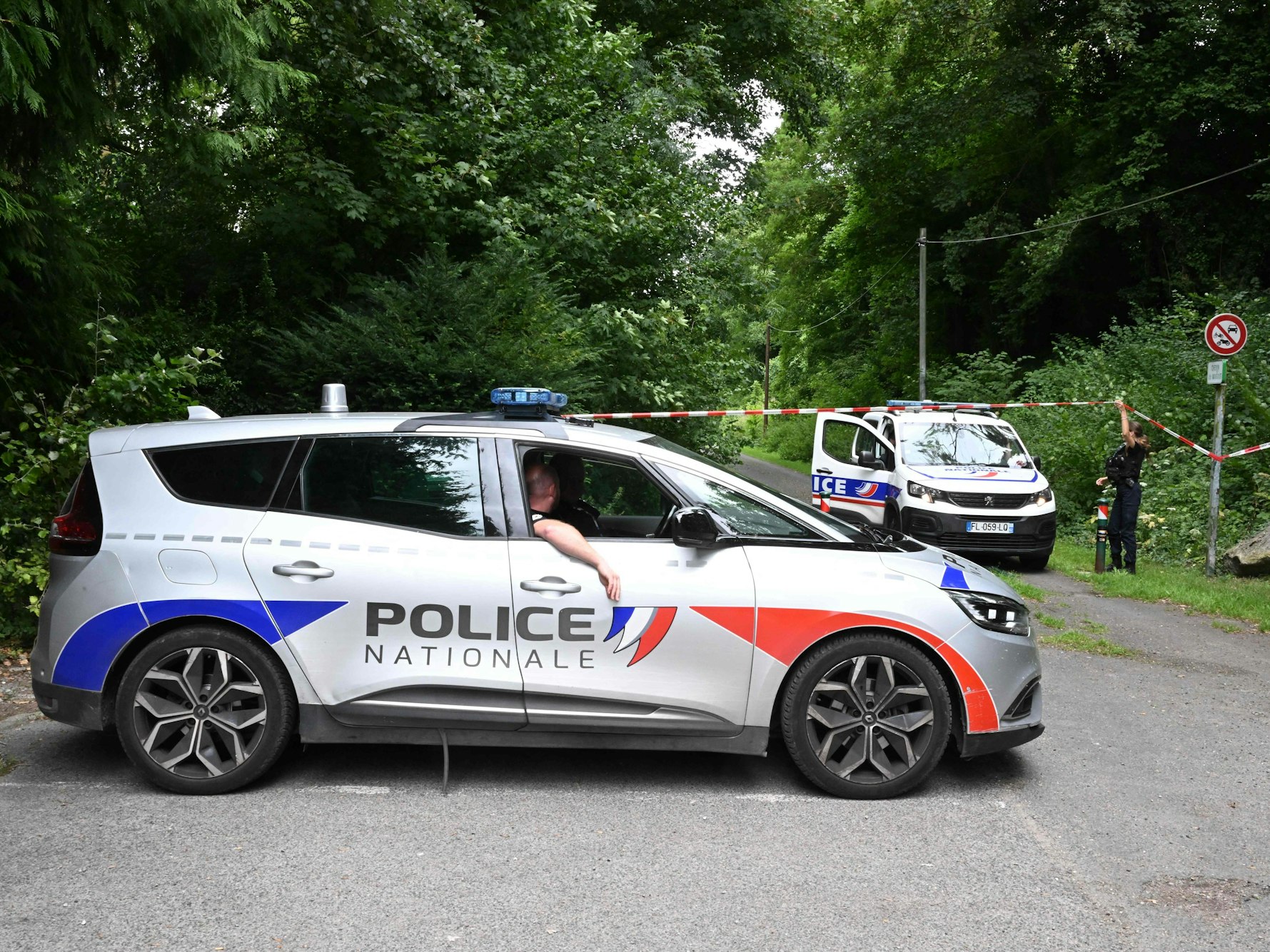 Die französische Polizei sperrte den Fundort der Leiche an einem Sportplatz in Pont-de-Metz nahe der Stadt Amiens großräumig ab.