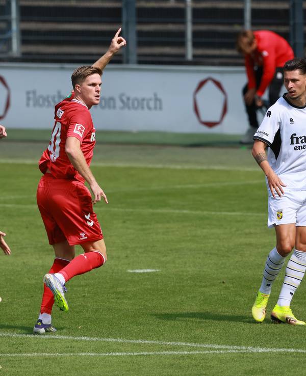 Marius Bülter (1. FC Köln) zeigt an, dass er anspielbereit ist.