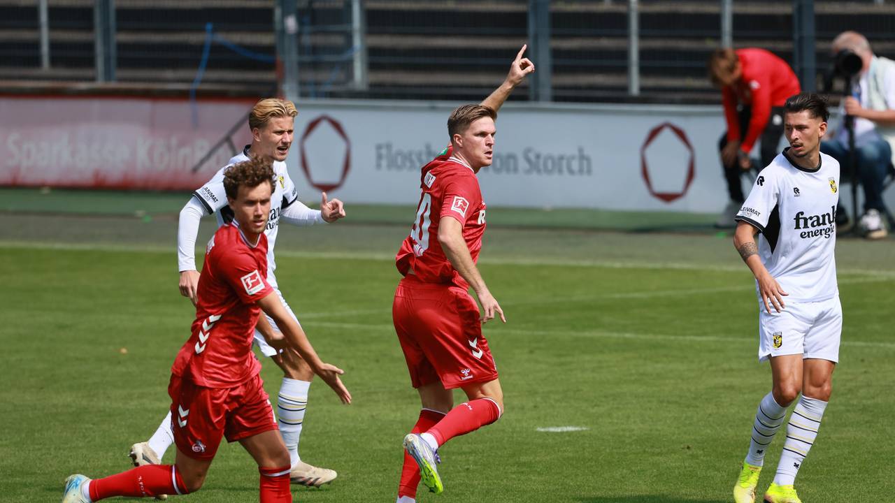 Marius Bülter (1. FC Köln) zeigt an, dass er anspielbereit ist.