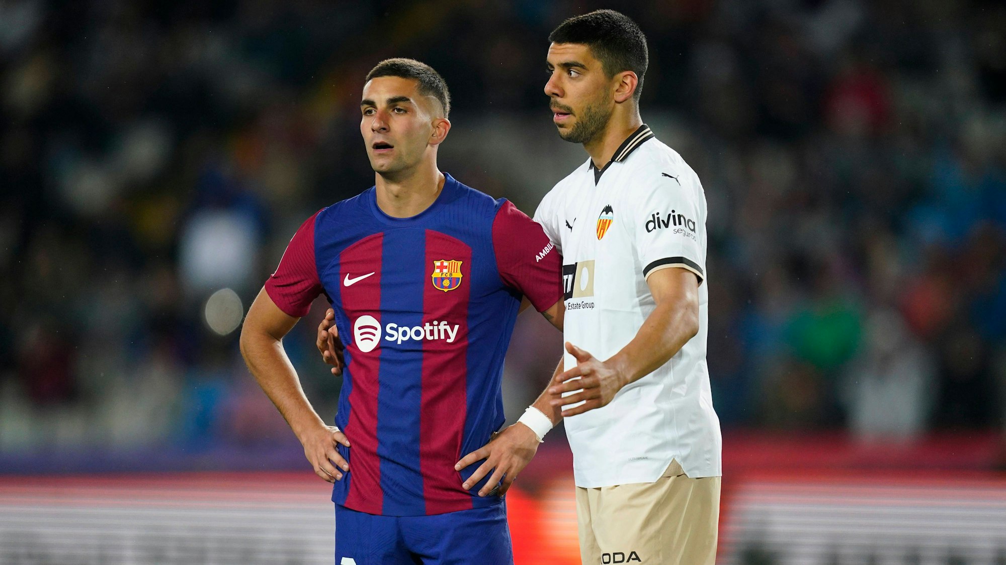 Ferran Torres und Cenk Özkacar (r.) stehen nebeneinander auf dem Spielfeld.