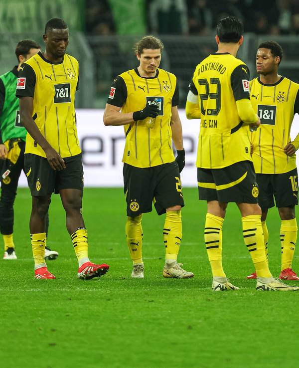 Cole Campbell (r.) und seine Teamkollegen wirken enttäuscht.