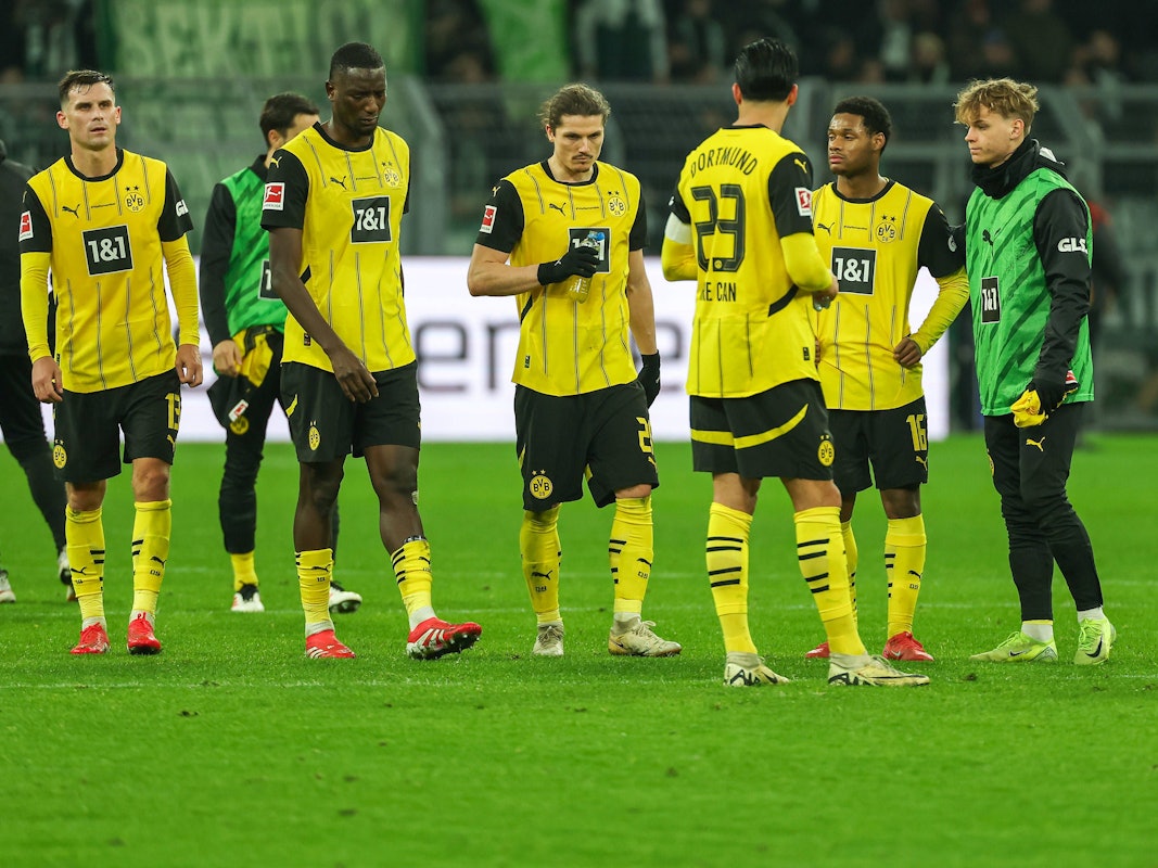 Cole Campbell (r.) und seine Teamkollegen wirken enttäuscht.