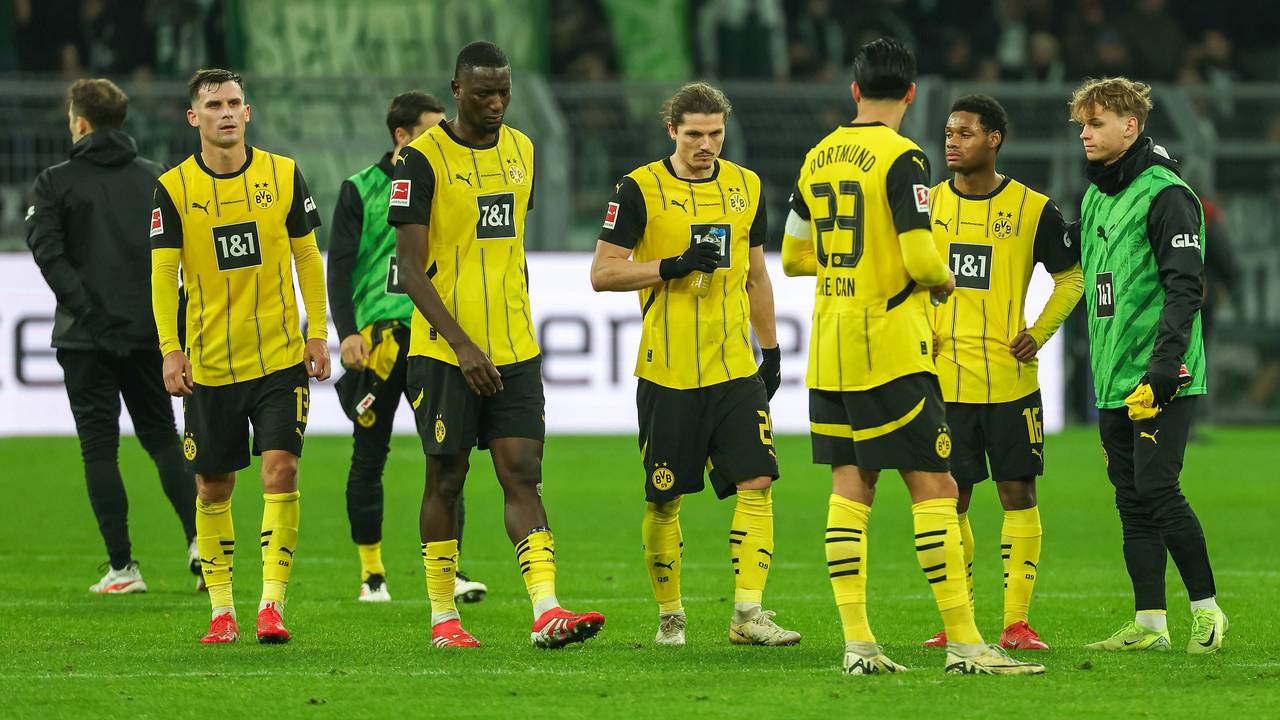 Cole Campbell (r.) und seine Teamkollegen wirken enttäuscht.