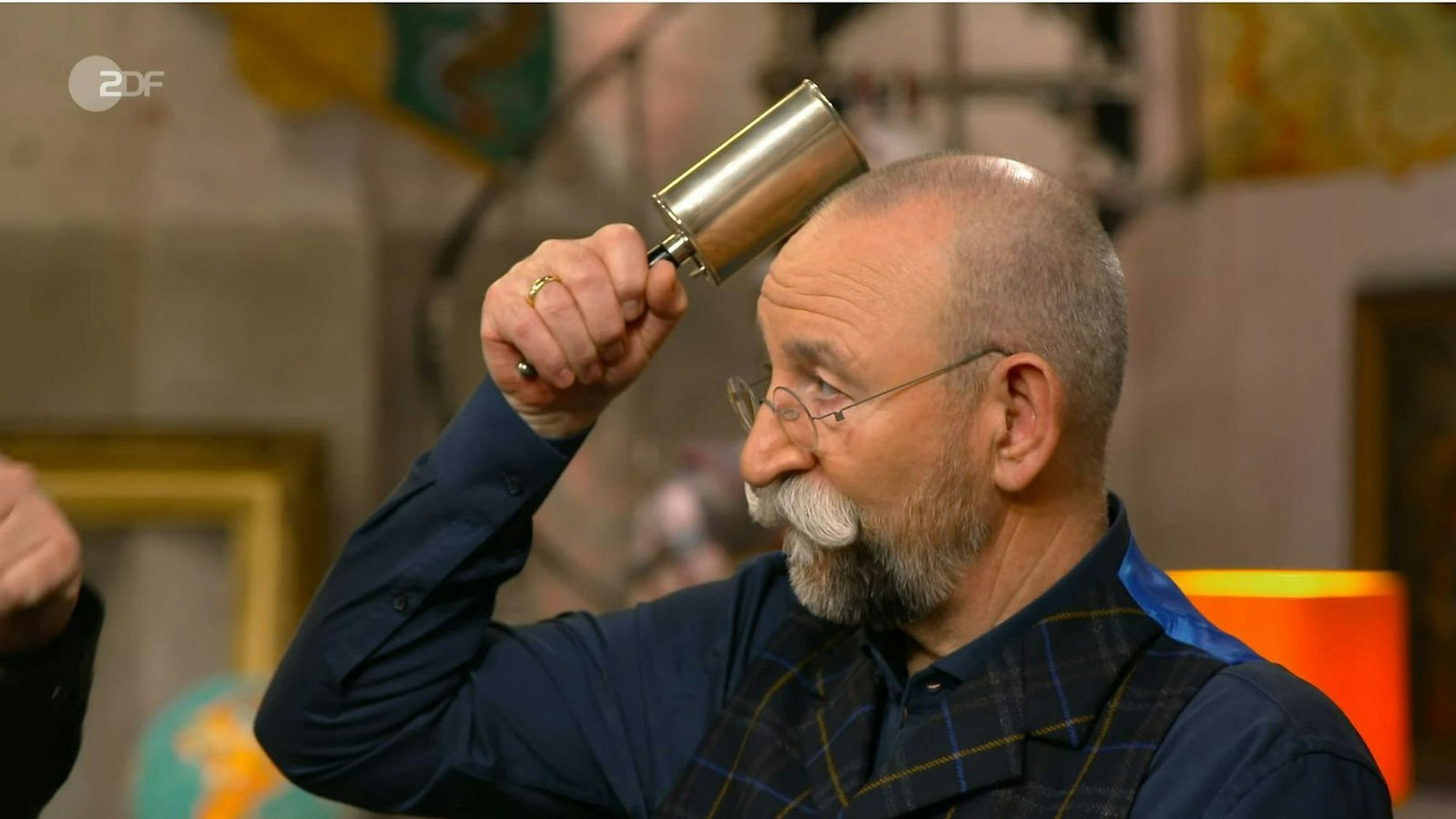 Lichter war von der Funktion noch nicht überzeugt: „Das hält man sich so an die Haare und dann bin ich trocken, oder was?“ (Bild: ZDF)