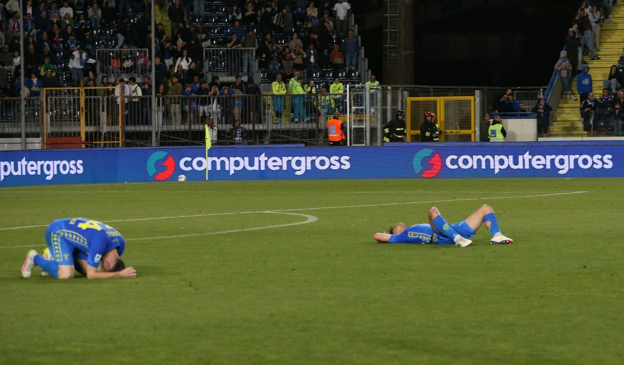 Spieler von Empoli liegen nach der Niederlage gegen Verona und dem damit besiegelten Abstieg aus der Seria A auf dem Boden.