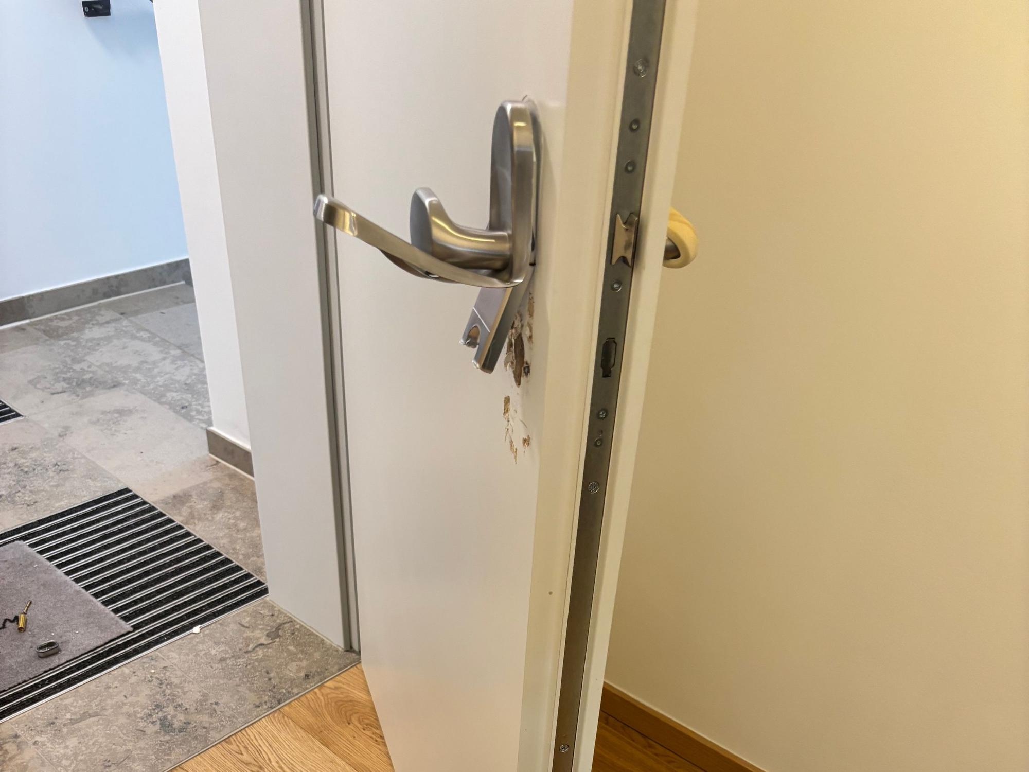 Der Griff einer Wohnungstür ist aufgebrochen.
