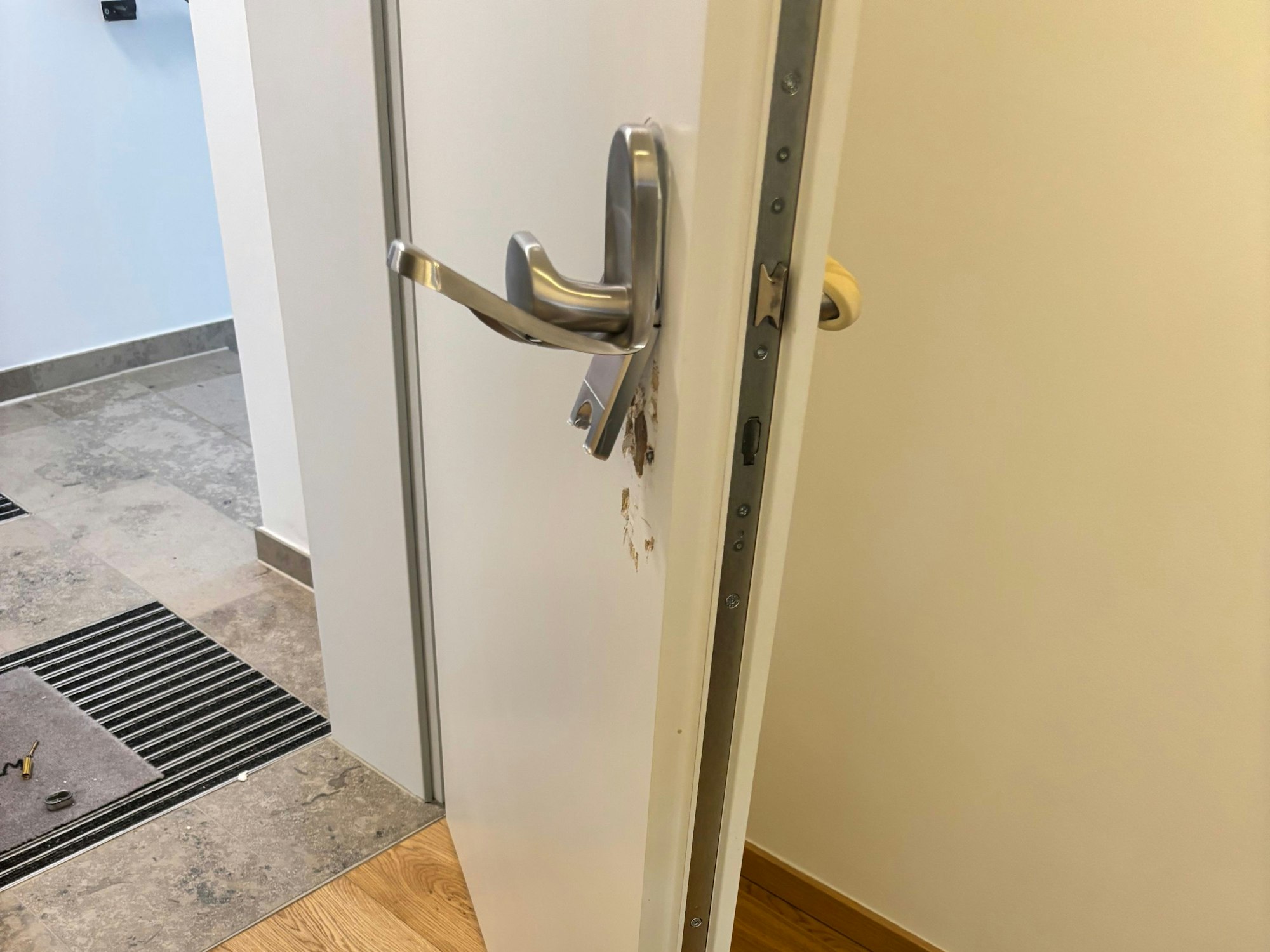 Der Griff einer Wohnungstür ist aufgebrochen.