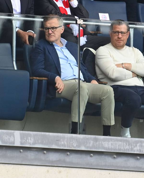 Jan-Christian Dreesen, Max Eberl und Michael Diederich sitzen nebeneinander auf der Tribüne