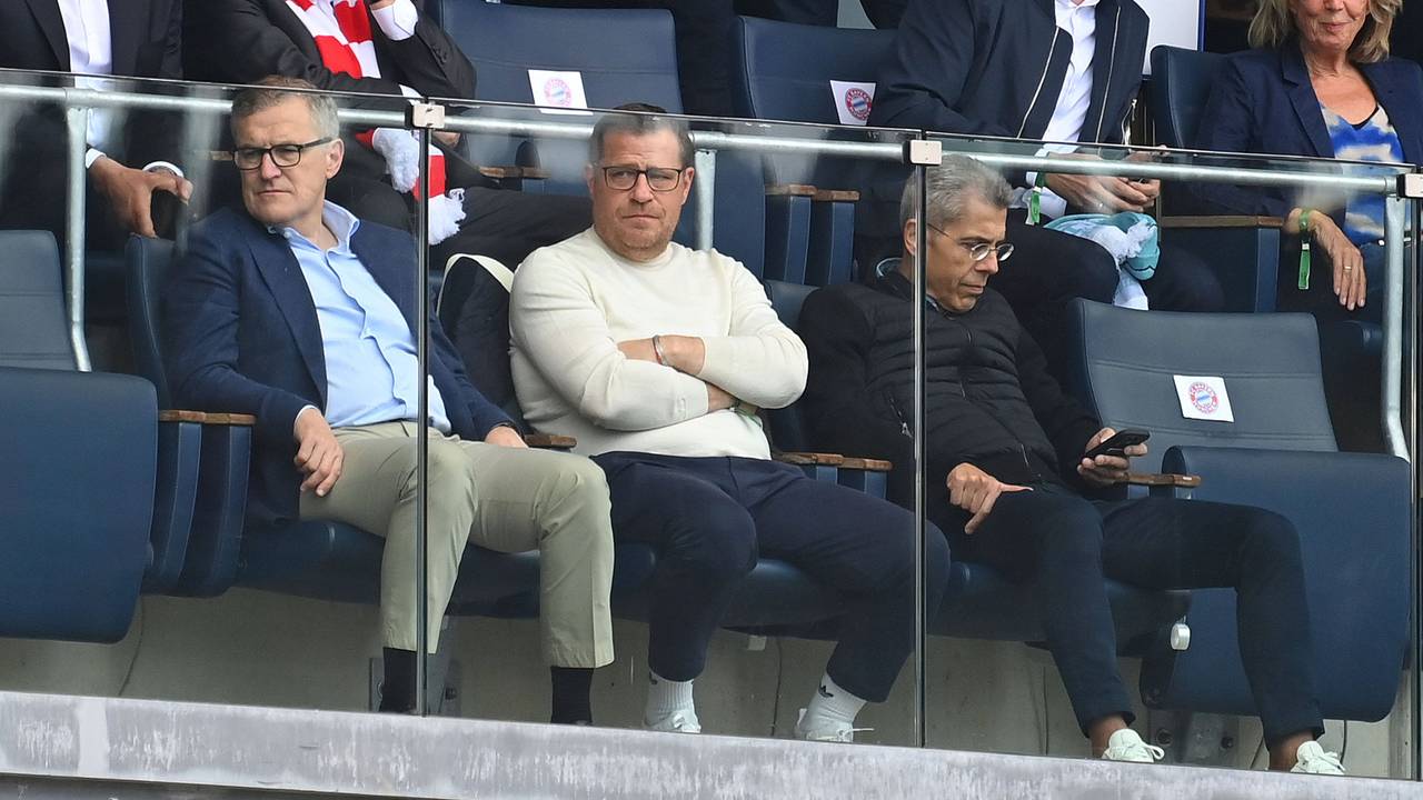Jan-Christian Dreesen, Max Eberl und Michael Diederich sitzen nebeneinander auf der Tribüne