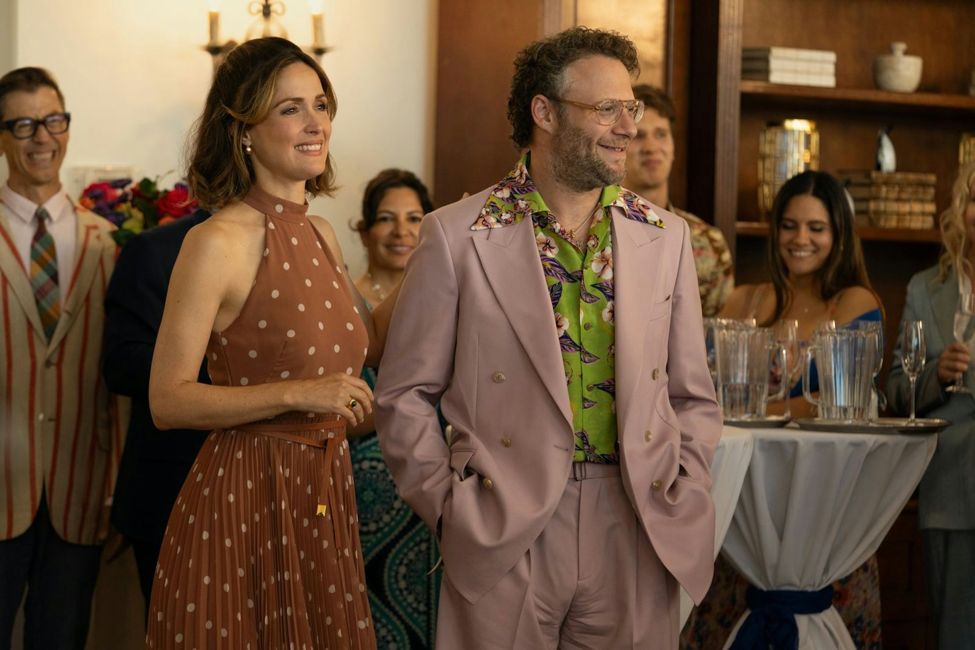 Sehen irgendwie aus wie ein Liebespaar, sind aber ziemlich beste Freunde: Sylvia (Rose Byrne) und Will (Seth Rogen). (Bild: © Apple TV + / Katrina Marcinowski)