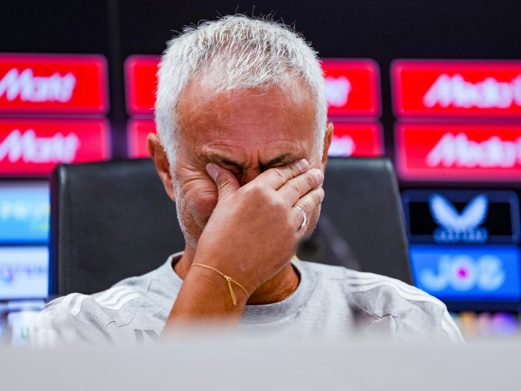 Jose Mourinho weint bei einer Pressekonferenz.