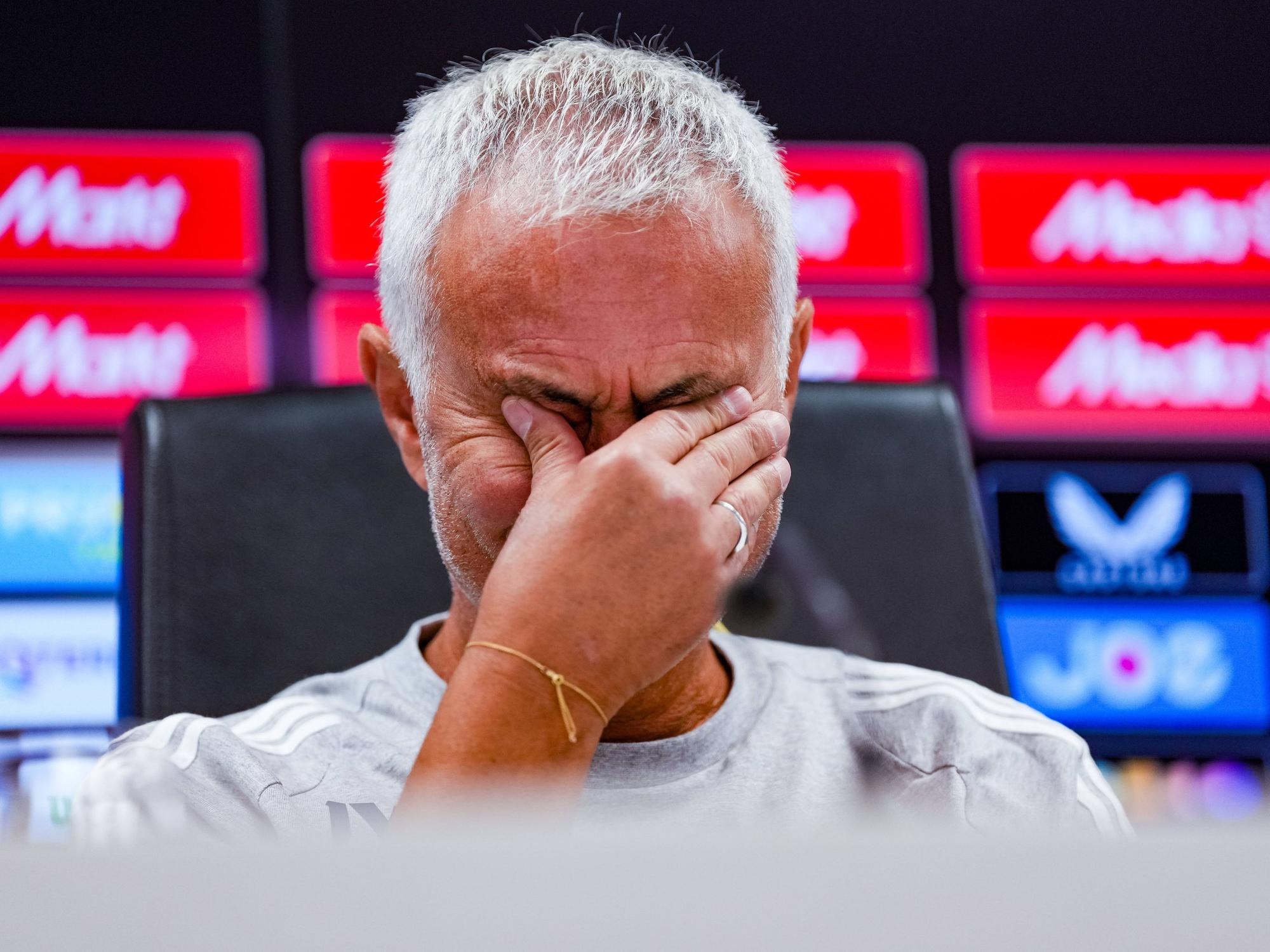 Jose Mourinho weint bei einer Pressekonferenz.