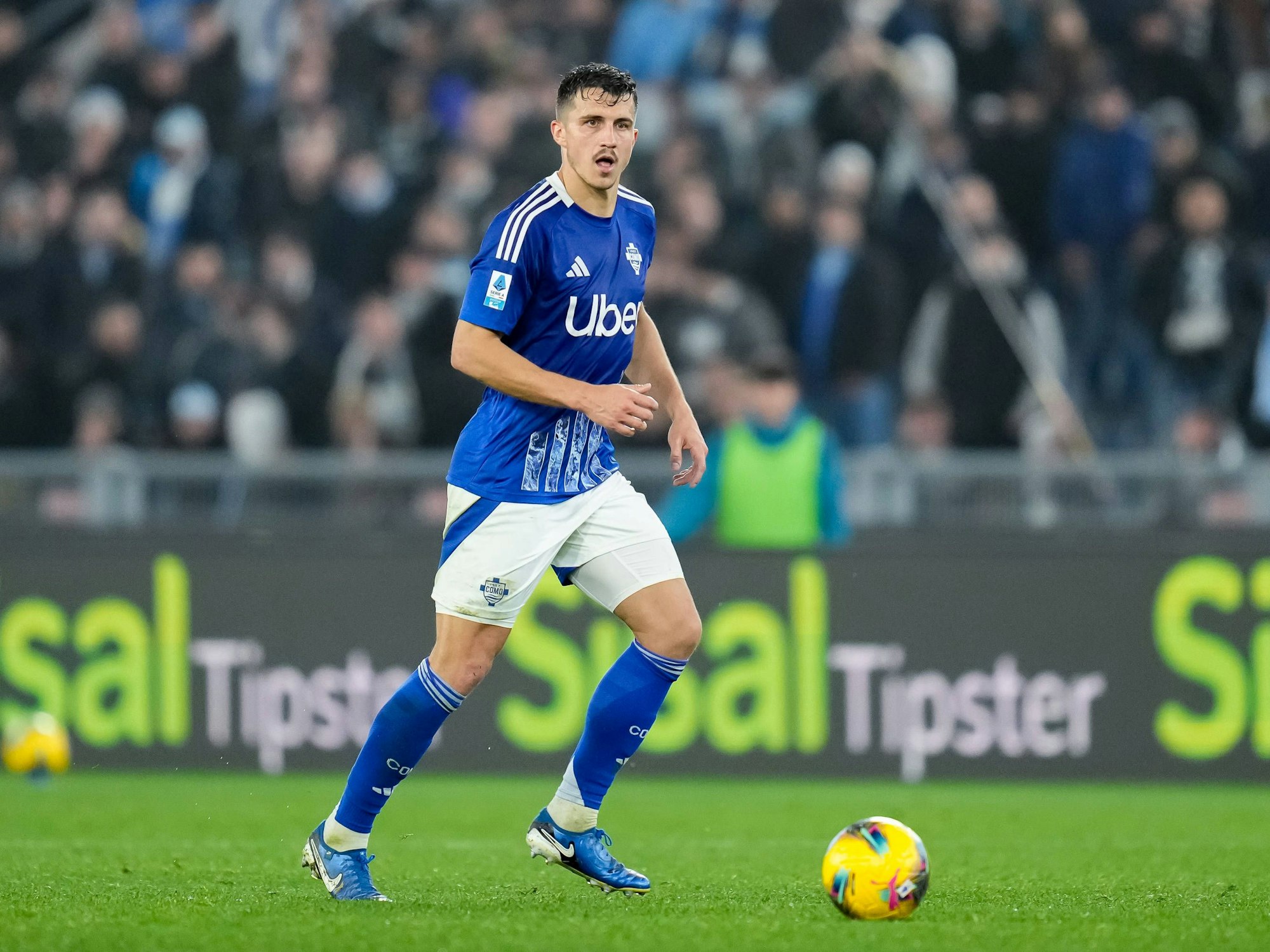 Marc-Oliver Kempf mit Ball in Aktion.