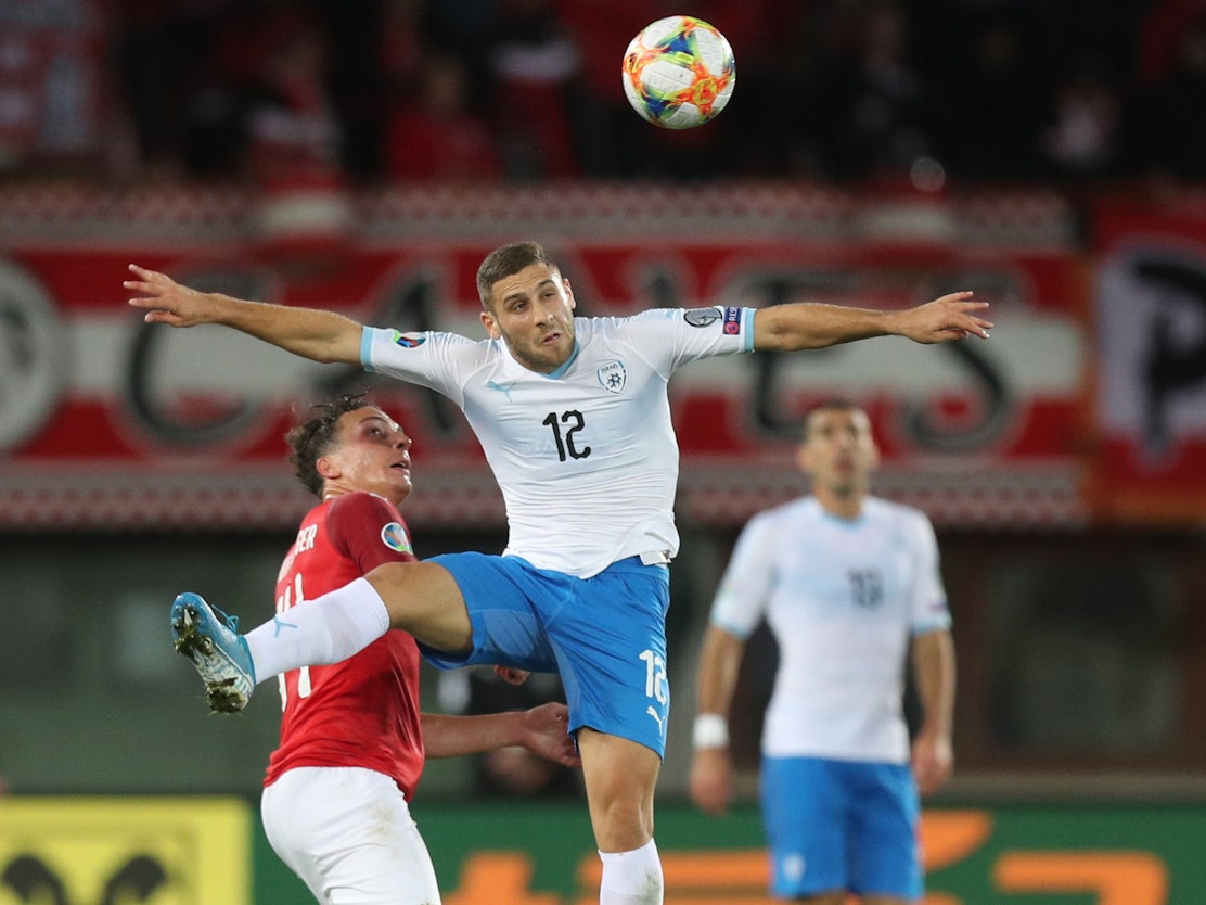 Shon Weissman (r.) und Julian Baumgartlinger im Zweikampf.