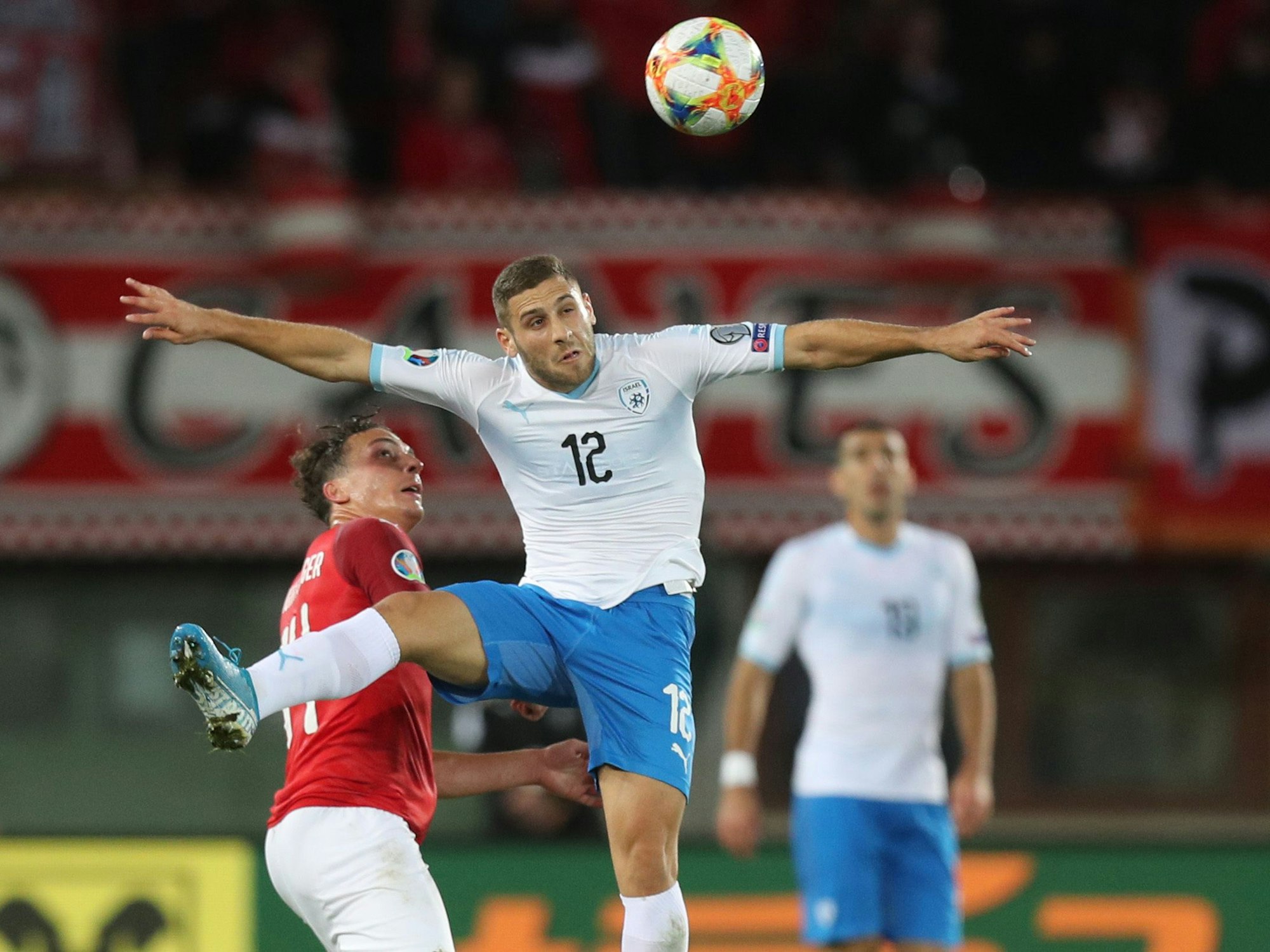 Shon Weissman (r.) und Julian Baumgartlinger im Zweikampf.