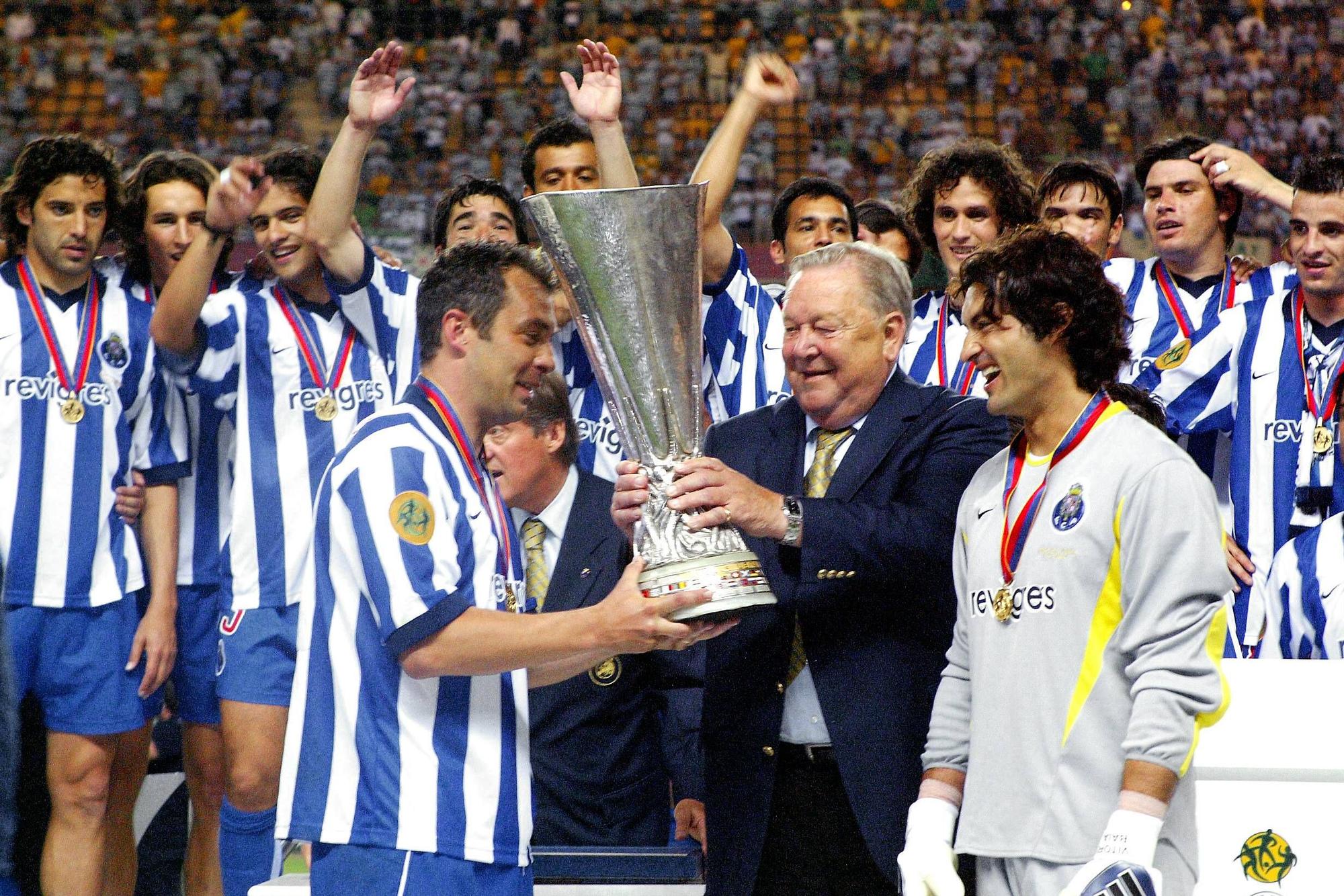 Jorge Costa bekommt den Uefa-Cup überreicht.