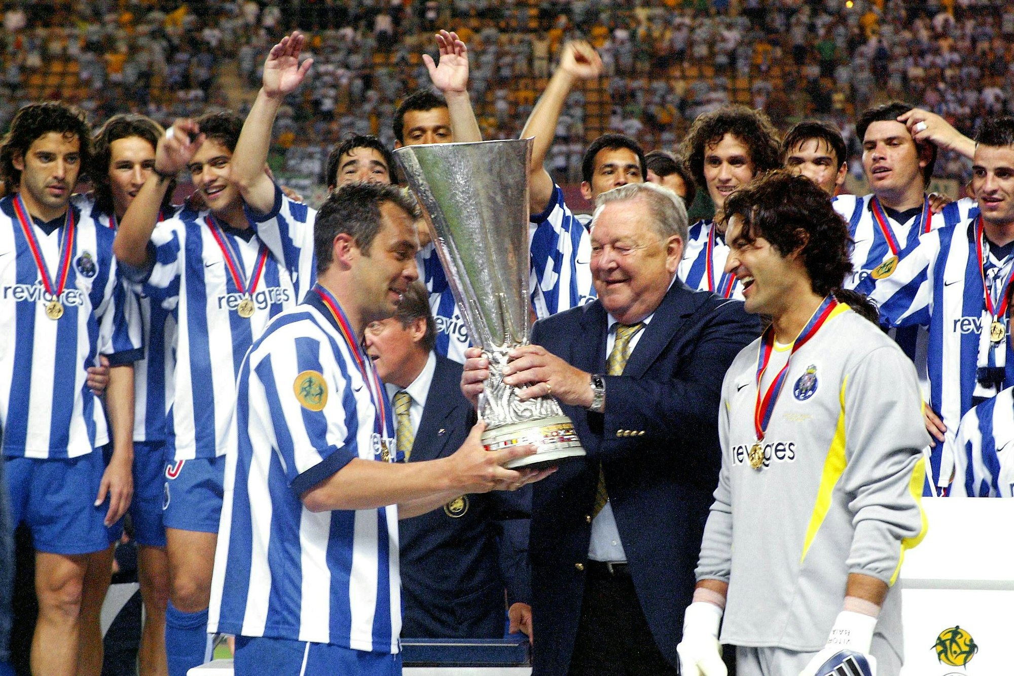 Jorge Costa bekommt den Uefa-Cup überreicht.