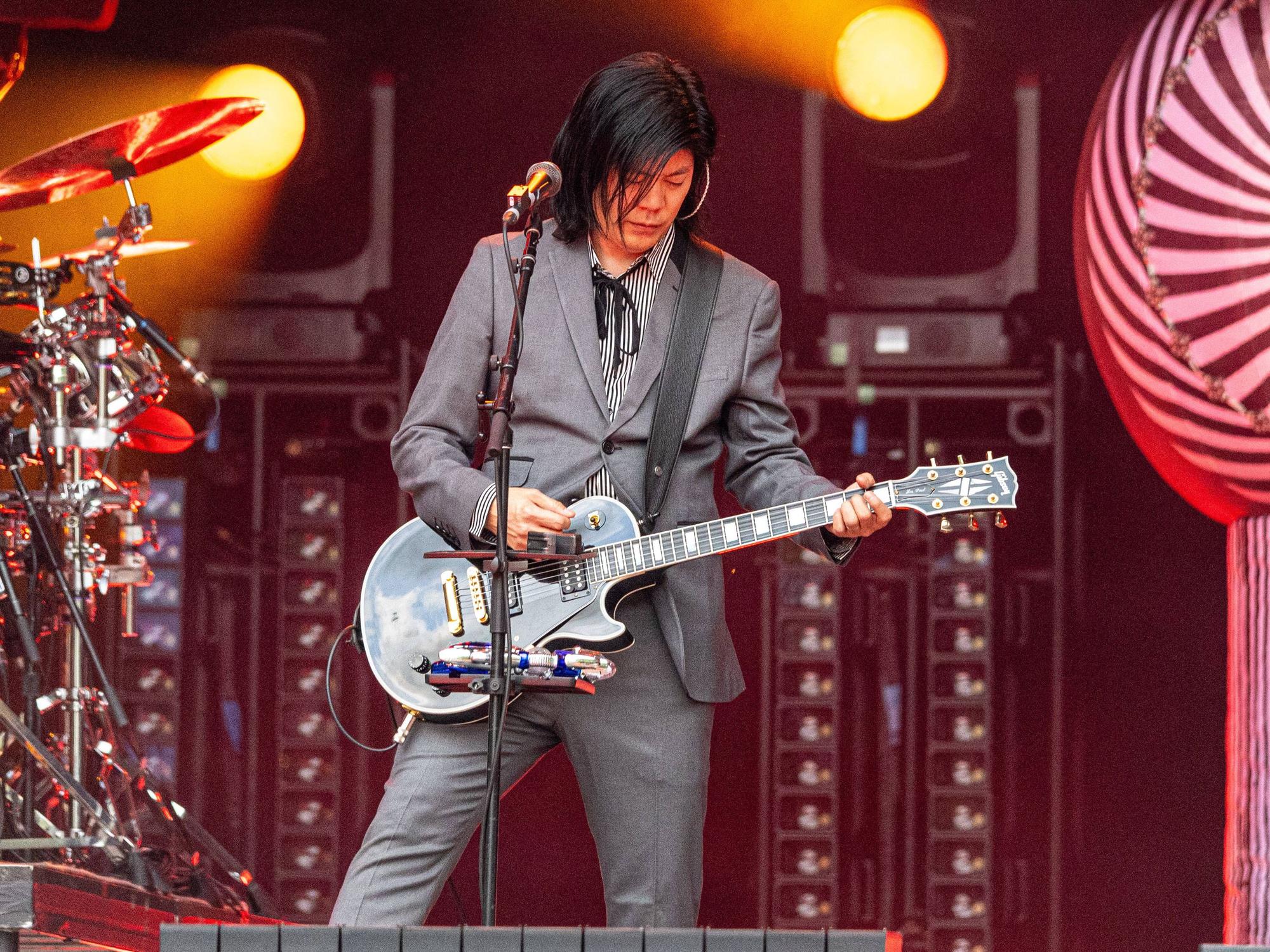 James Iha von The Smashing Pumpkins auf der Bühne.