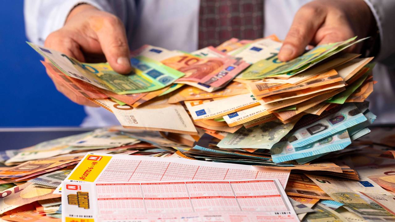 West-Lotto sucht verzweifelt einen Gewinner oder eine Gewinnerin aus NRW. Das Symbolfoto zeigt Lottoscheine und einen Mann mit Bargeld.