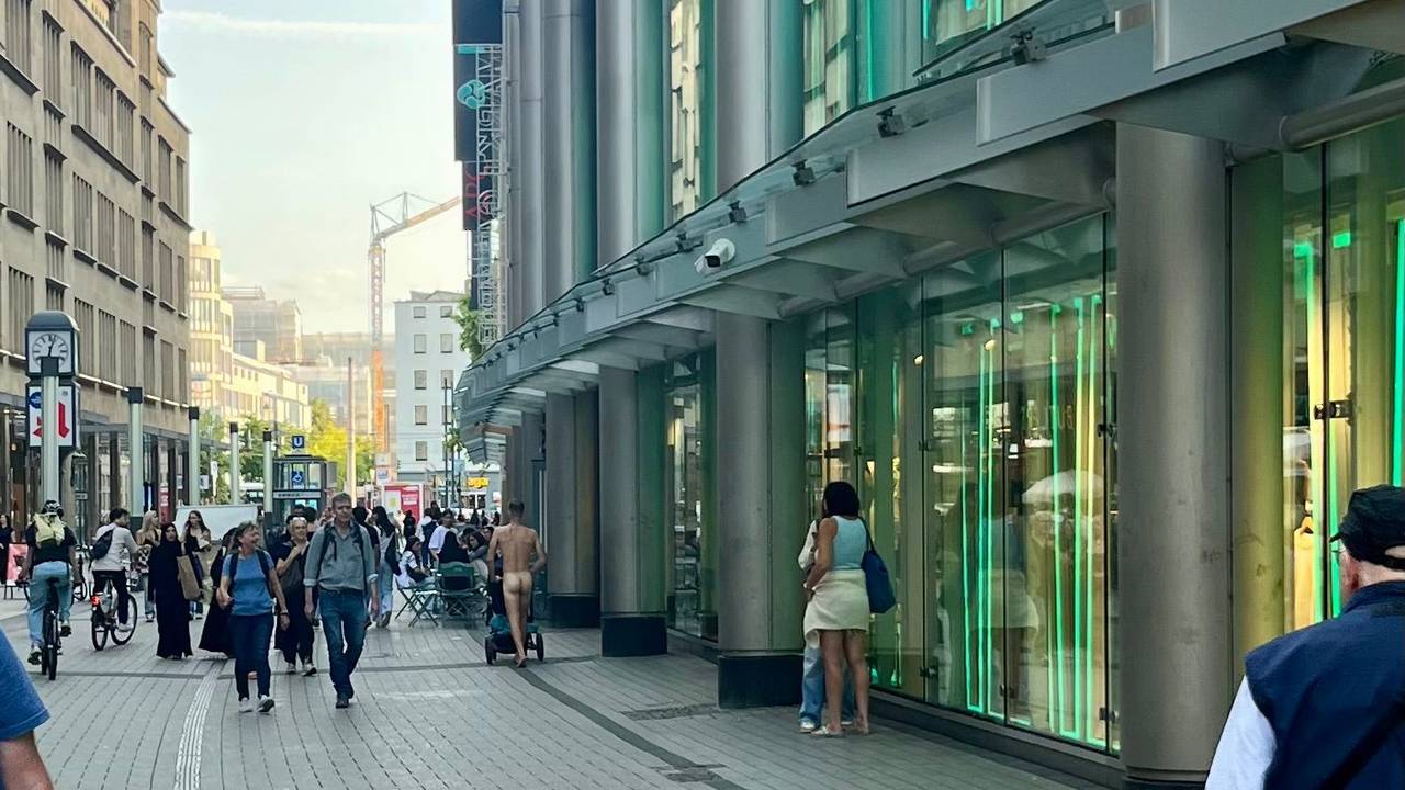 Ein Nackedei lief am Mittwoch durch die Kölner Innenstadt.