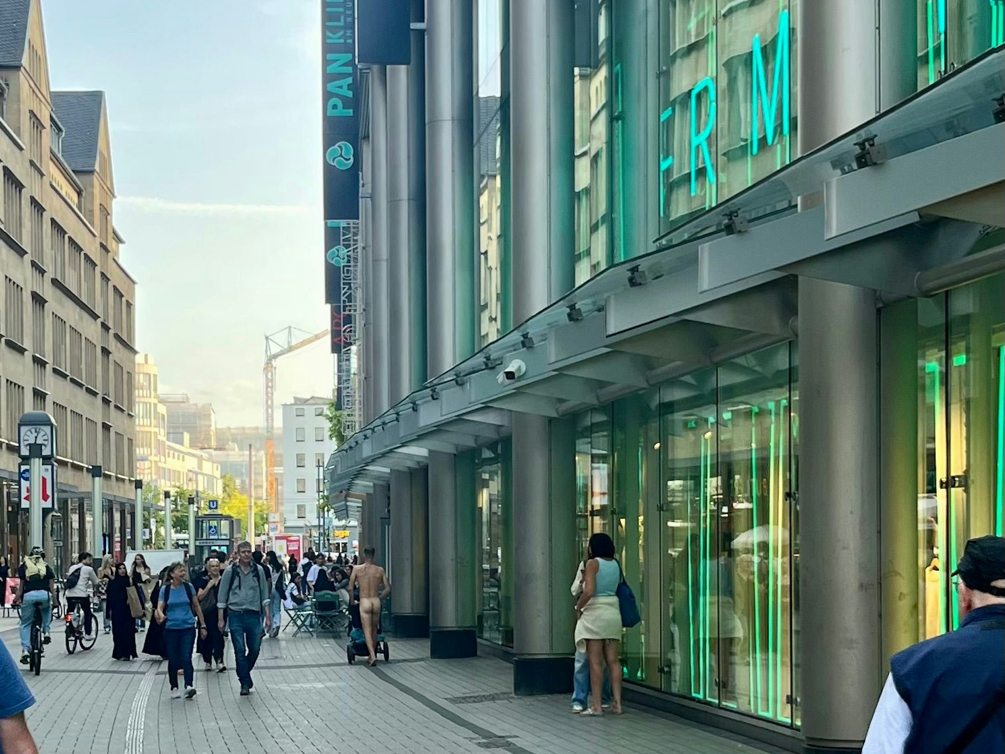 Ein Nackedei lief am Mittwoch durch die Kölner Innenstadt.