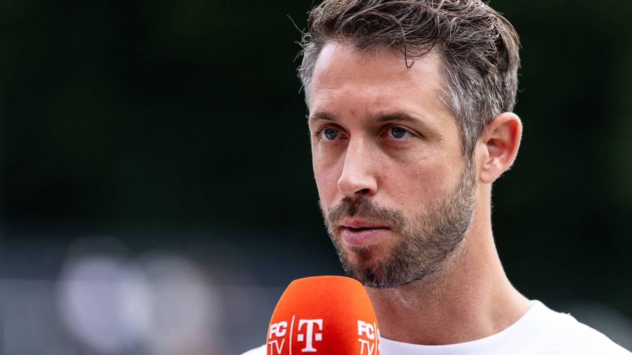 Uth spricht ins Mikro bei Testspiel des FC