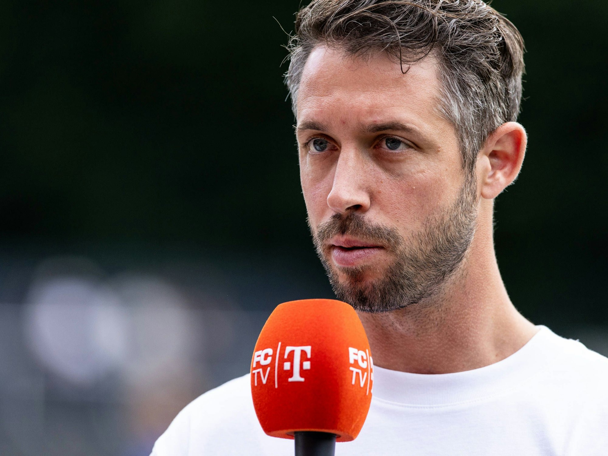 Uth spricht ins Mikro bei Testspiel des FC