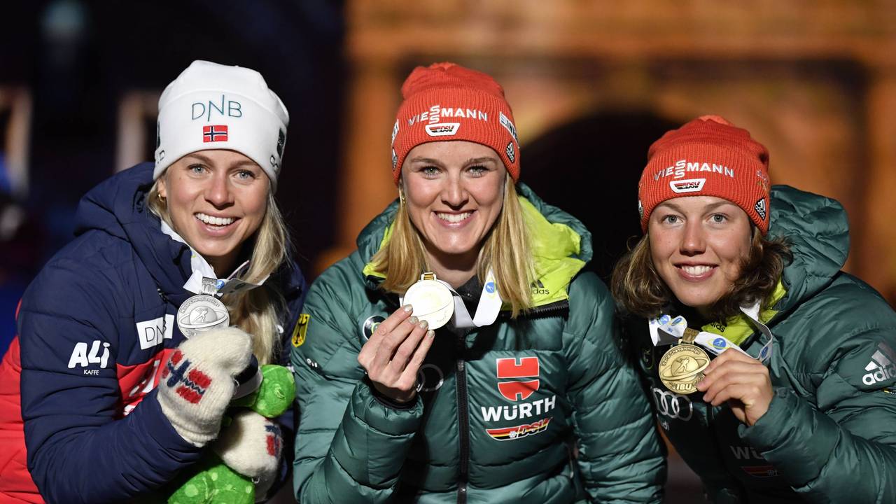 Tirill Eckhoff, Denise Hermann-Wick und Laura Dahlmeier posieren gemeinsam mit ihren gewonnen Medaillen.