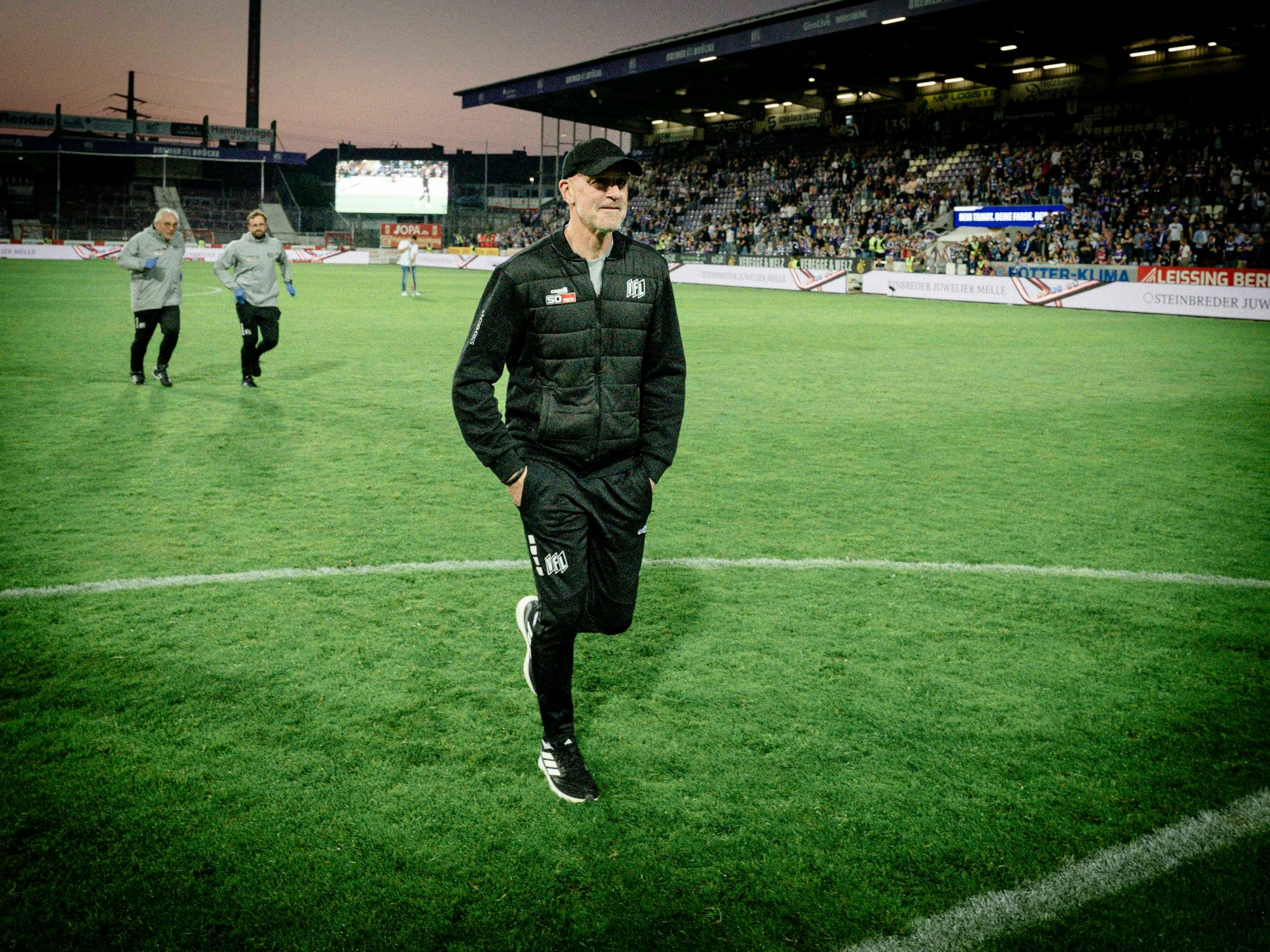Marco Antwerpen geht nach dem Spiel über den Platz, hat die Hände in den Hosentaschen seiner Trainingshose.