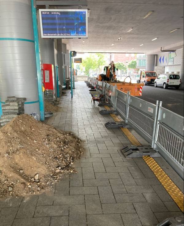 Eine Haltestelle ist mit Absperrgittern gesperrt.