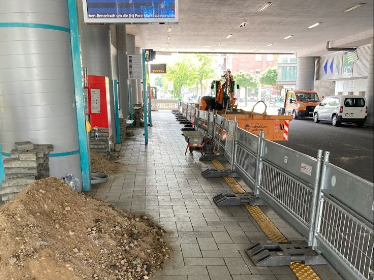 An einer Haltestelle stehen Sperrgitter.