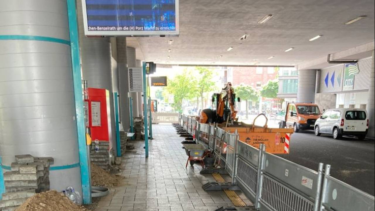 Eine Haltestelle ist mit Absperrgittern gesperrt.