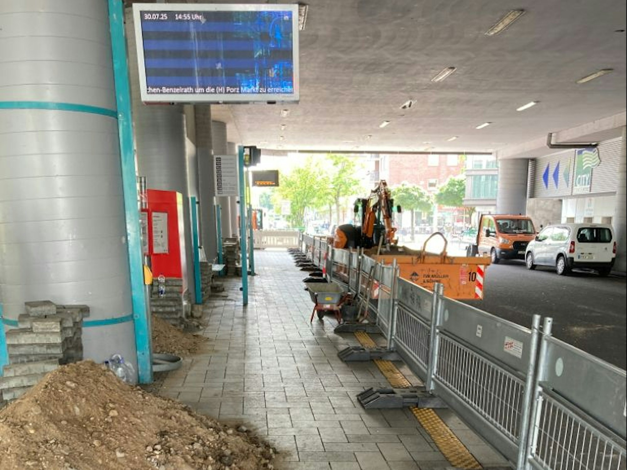 An einer Haltestelle stehen Sperrgitter.