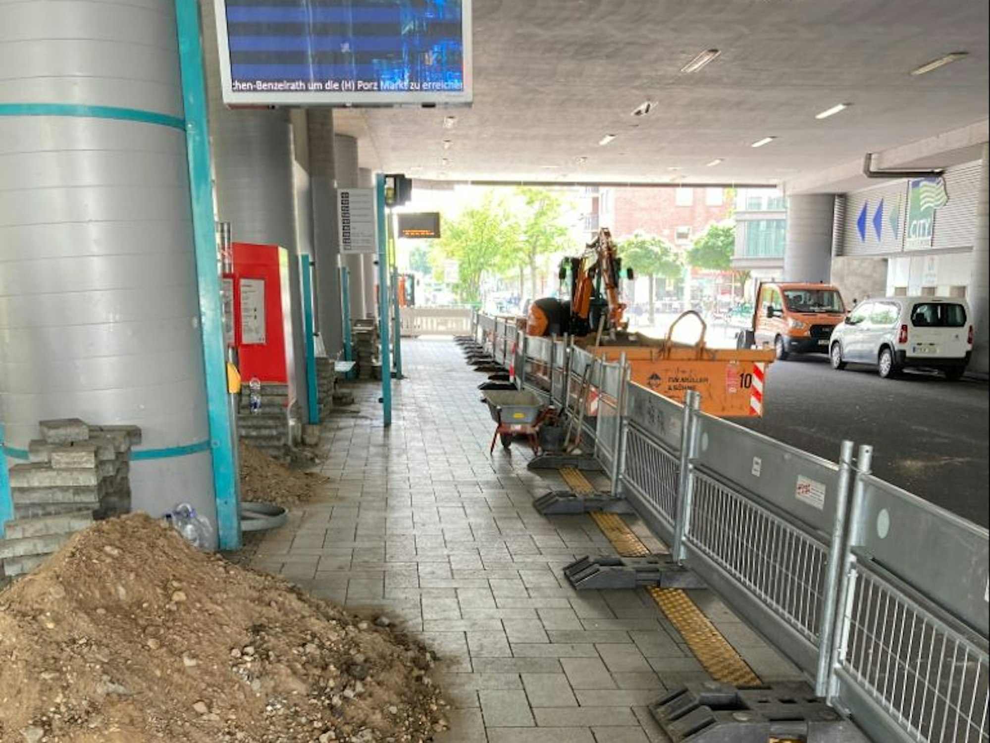 Eine Haltestelle ist mit Absperrgittern gesperrt.