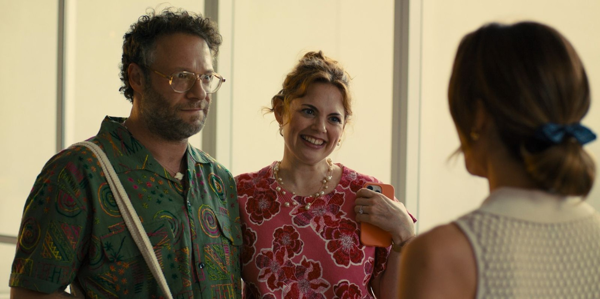 Will (Seth Rogen) und Jenna (Rachel Rosenbloom) engagieren Sylvia (Rose Byrne) als Hochzeitsplanerin - und alle machen immer wieder gute Miene zu einem Spiel, das zwar nicht böse, aber ziemlich belastet ist. (Bild: © Apple TV +)