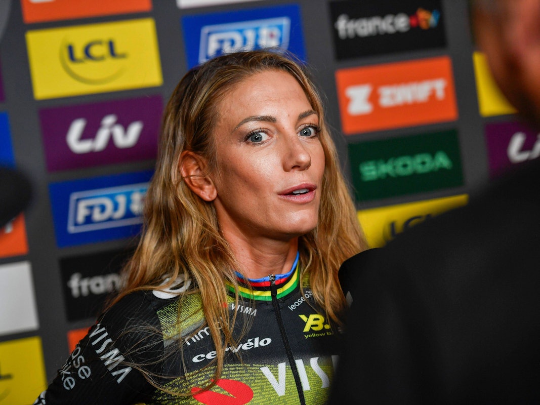 Pauline Ferrand-Prévot spricht beim Interview ins Mikro