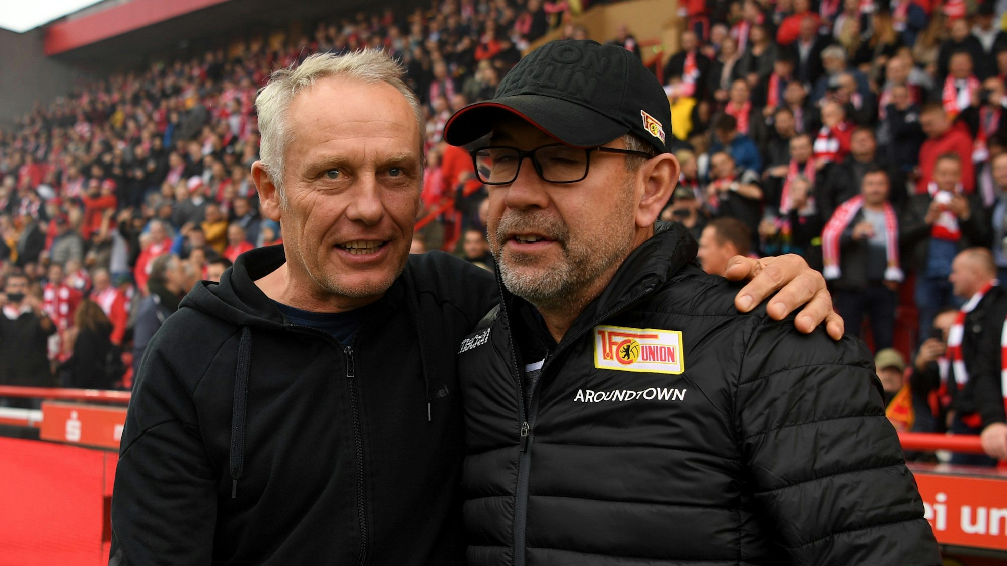 Trainer Urs Fischer von Berlin (r.) und Trainer Christian Streich von Freiburg begrüßen sich vor dem Spiel.