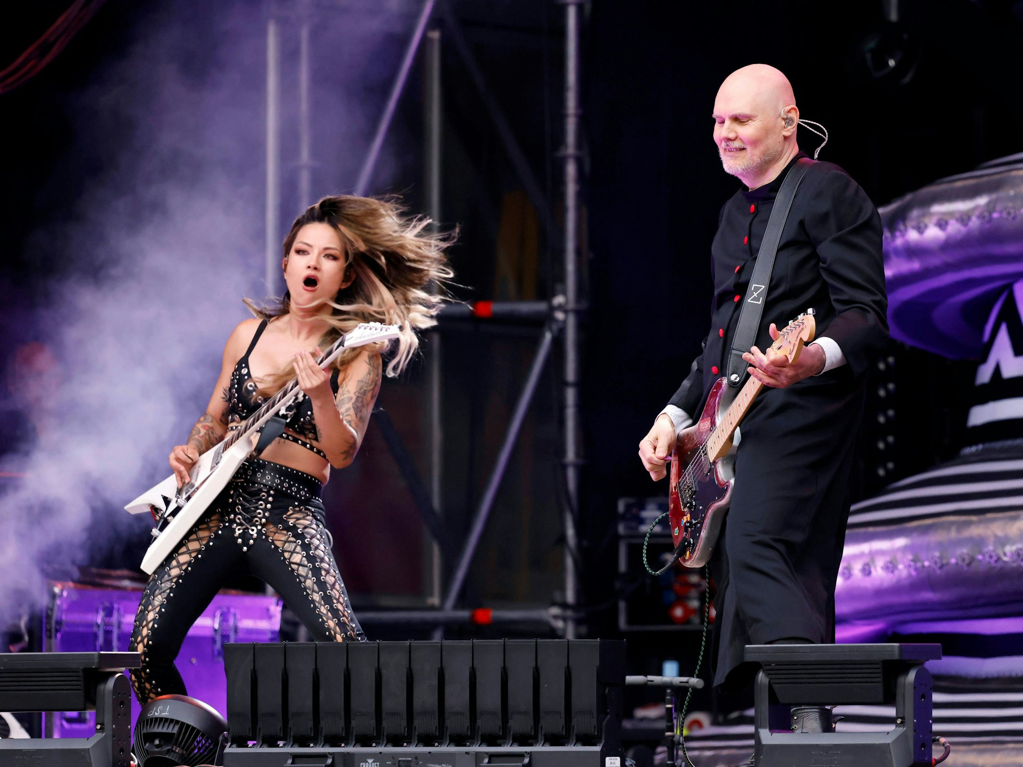 Gitarristin Kiki Wong und Sänger und Frontmann Billy Corgan von der Band The Smashing Pumpkins bei ihrem Konzert auf der Bühne des Bonner KunstRasens.