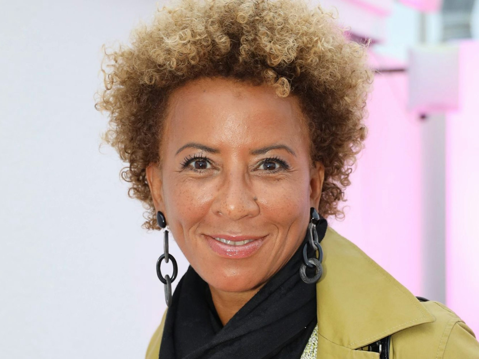 Arabella Kiesbauer ist die neue Moderatorin von „Bares für Rares Österreich“. (Bild: IMAGO / SKATA)