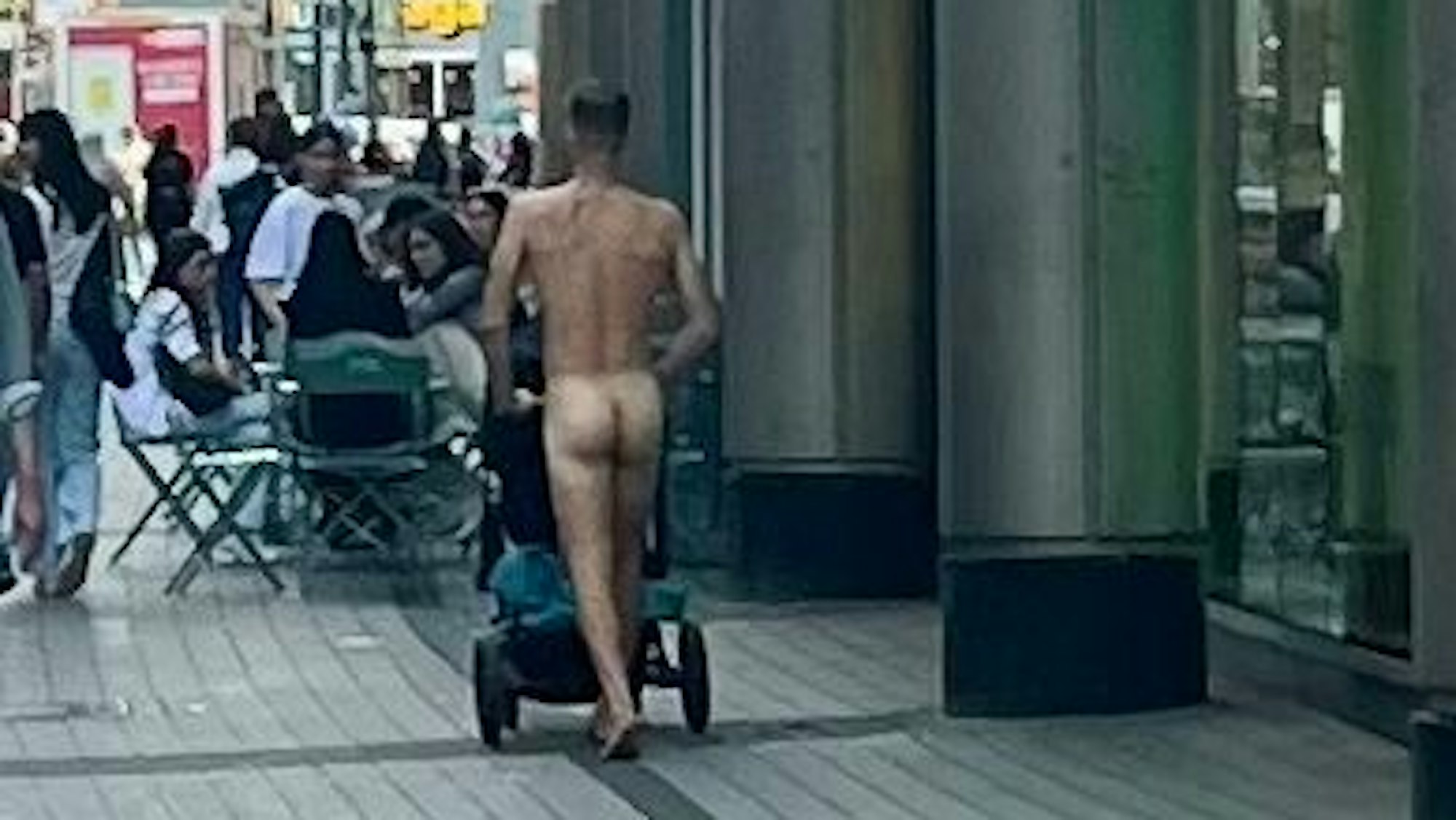 Der Nackte war barfuß und mit Kinderwagen unterwegs.
