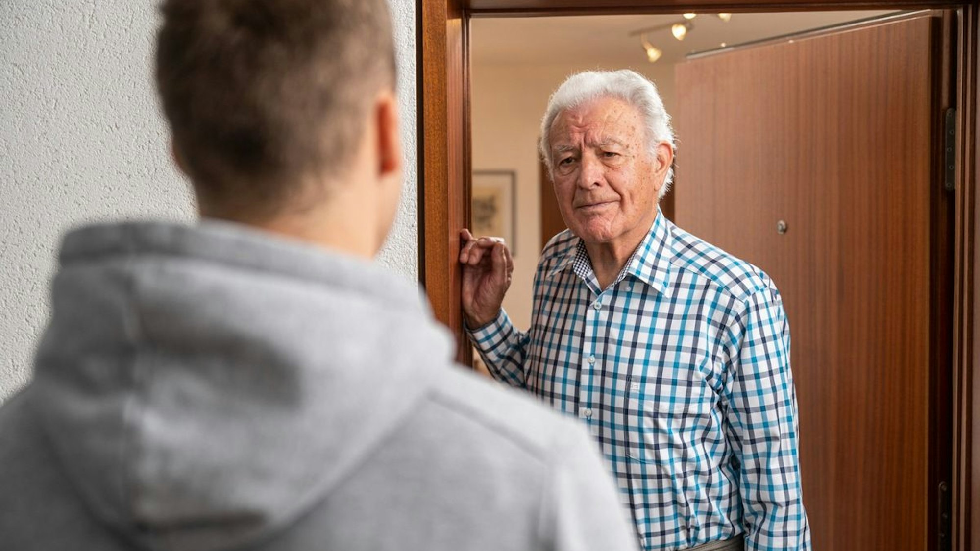 Ein Senior an seiner Haustür.