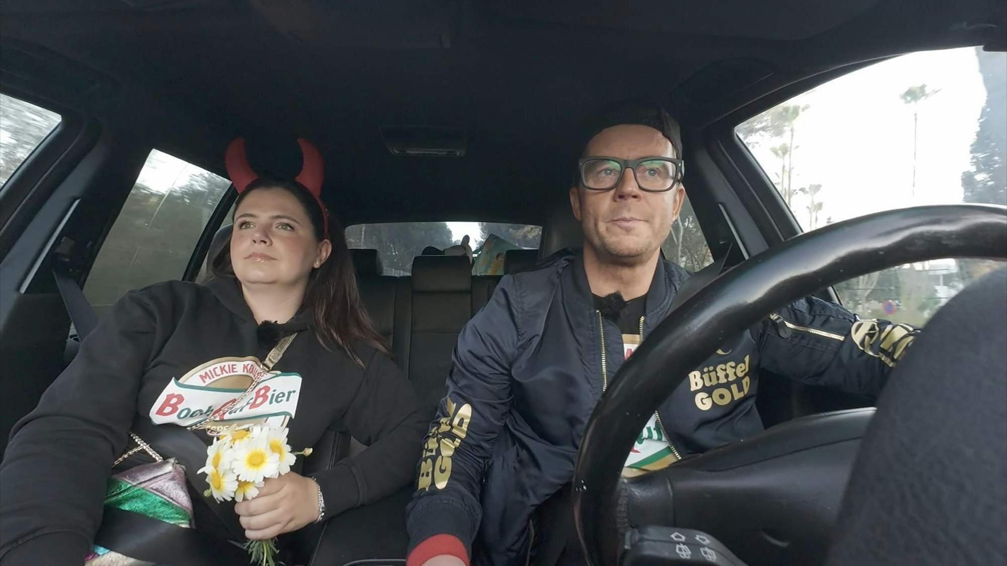 Lorenz Büffel sitzt mit seiner Emily im Auto.
